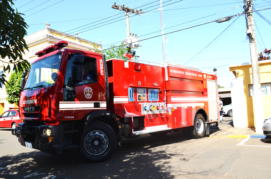 Em caminhão do Corpo de Bombeiros, XV desfila por Piracicaba com campeões  da Copa Paulista