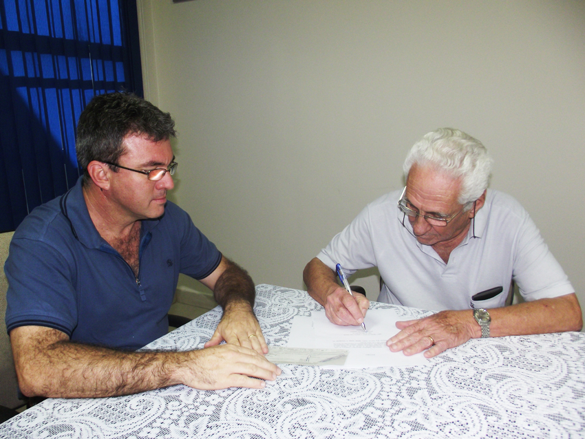 Maurício Rodrigues Ramos - 2º Vice-Presidente da ACIL entrega o cheque de R$ 1.800,00 para Arthur Franco de Camargo - Tesoureiro do GACC.